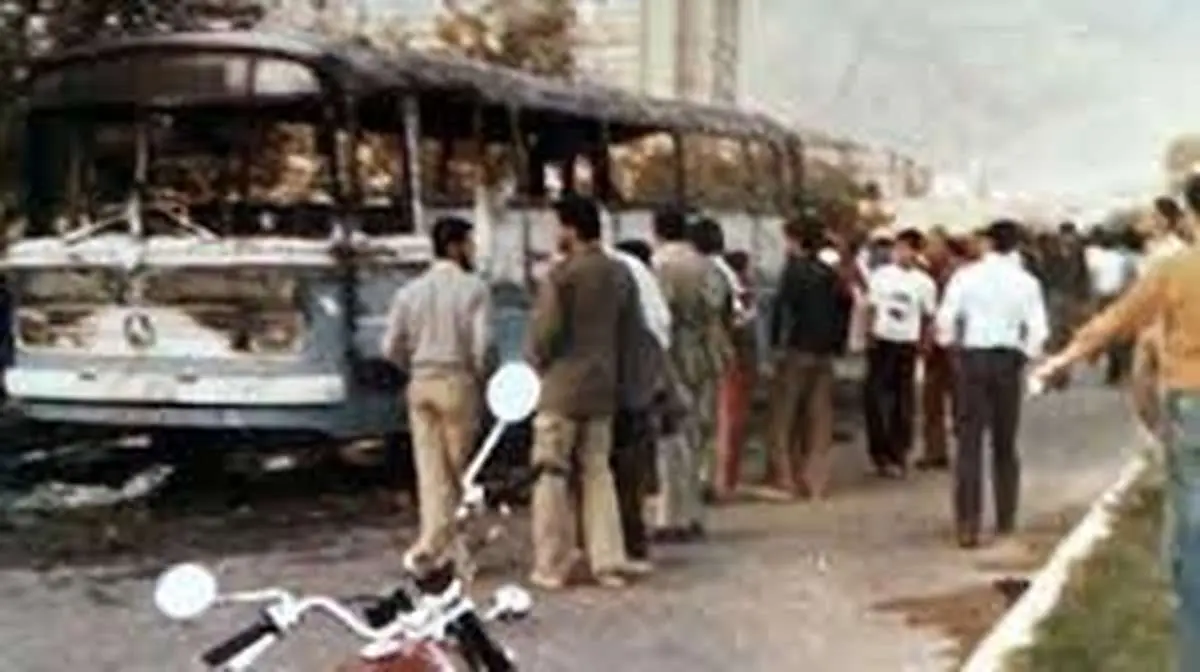 تروریست های منافق اتوبوس زنان و کودکان را به آتش کشیدند/ حاوی تصاویر دلخراش