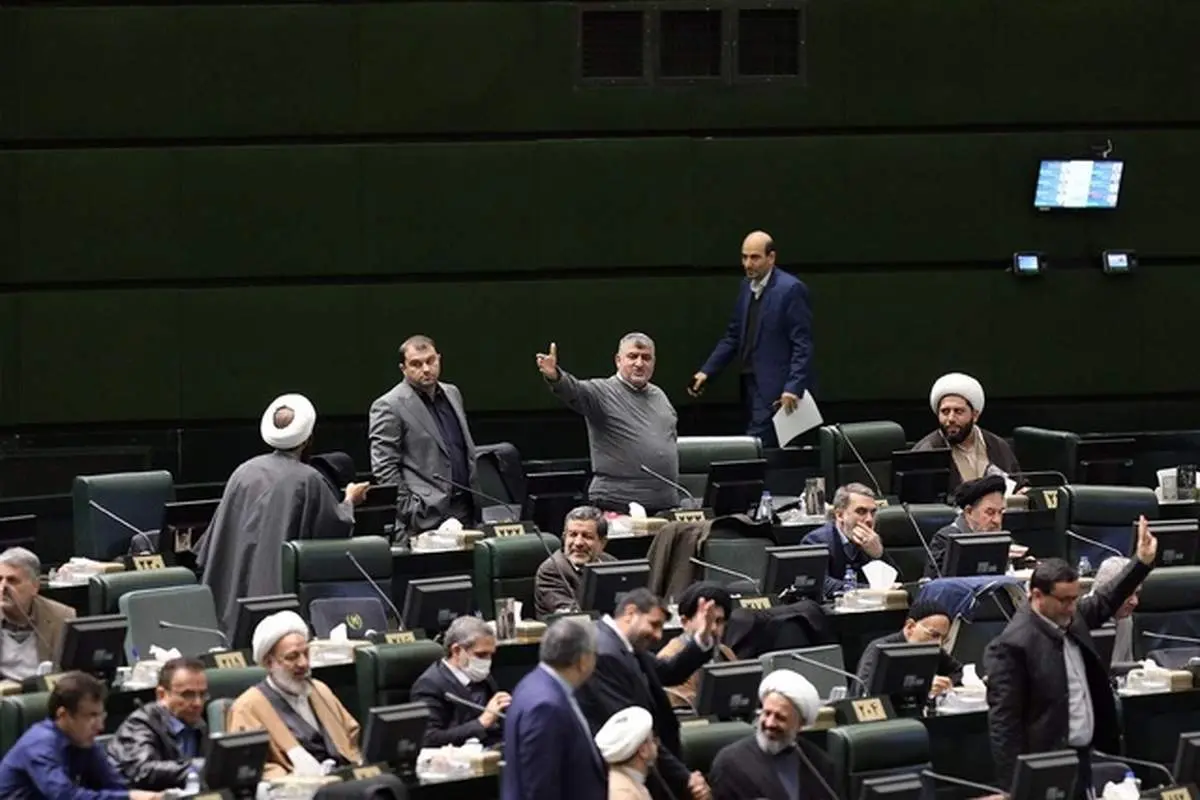 سونامی انتقادات نمایندگان مجلس به وزارت کشور درباره بخشنامه حاشیهساز تمامی ندارد | یک نماینده: این بخشنامه عملیات مدیریت شده از سوی ارکان دولت است