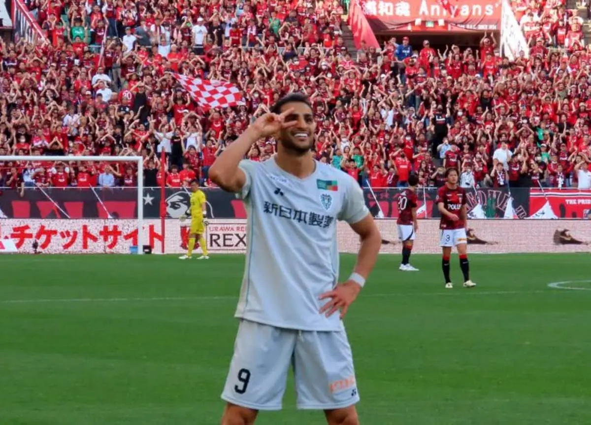 ژست شهاب زاهدی در ورزشگاه یکدست قرمز