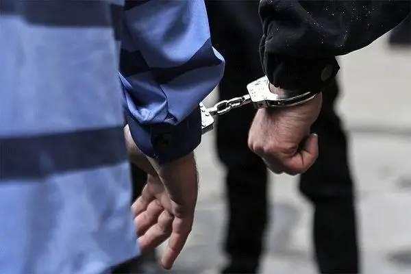 سارقان پلیس‌نما دستگیر شدند + تصاویر متهمان بدون پوشش