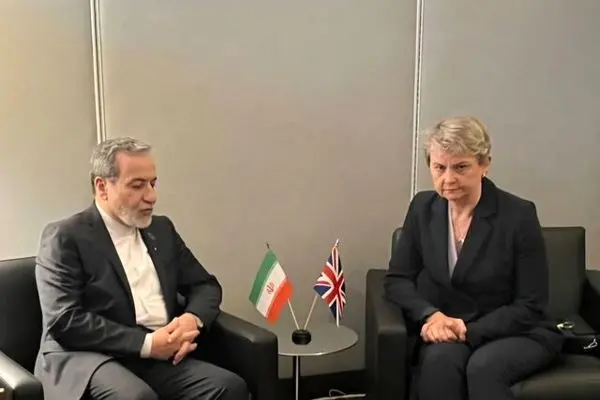 تماس تلفنی وزیر امور خارجه انگلیس با عراقچی