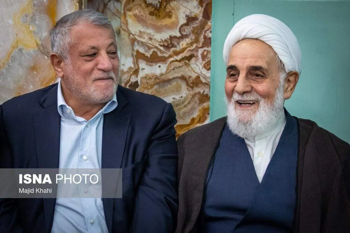چهره خندان ناطق نوری و محسن هاشمی در مراسم سالگرد شهید مطهری/ عکس