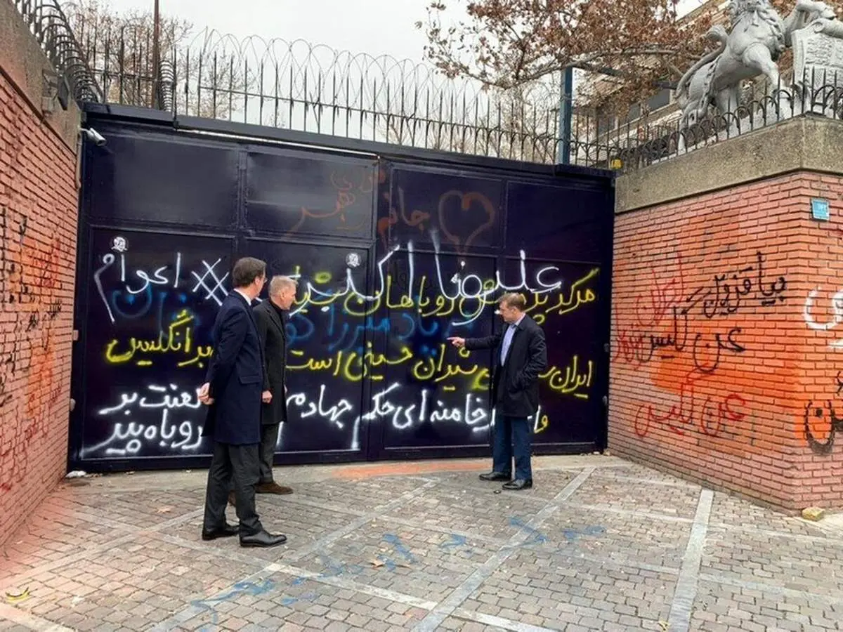 شعارهای روی دیوار سفارت انگلیس پاک شد اما... |  آیا ایران خسارت پرداخت کرد؟