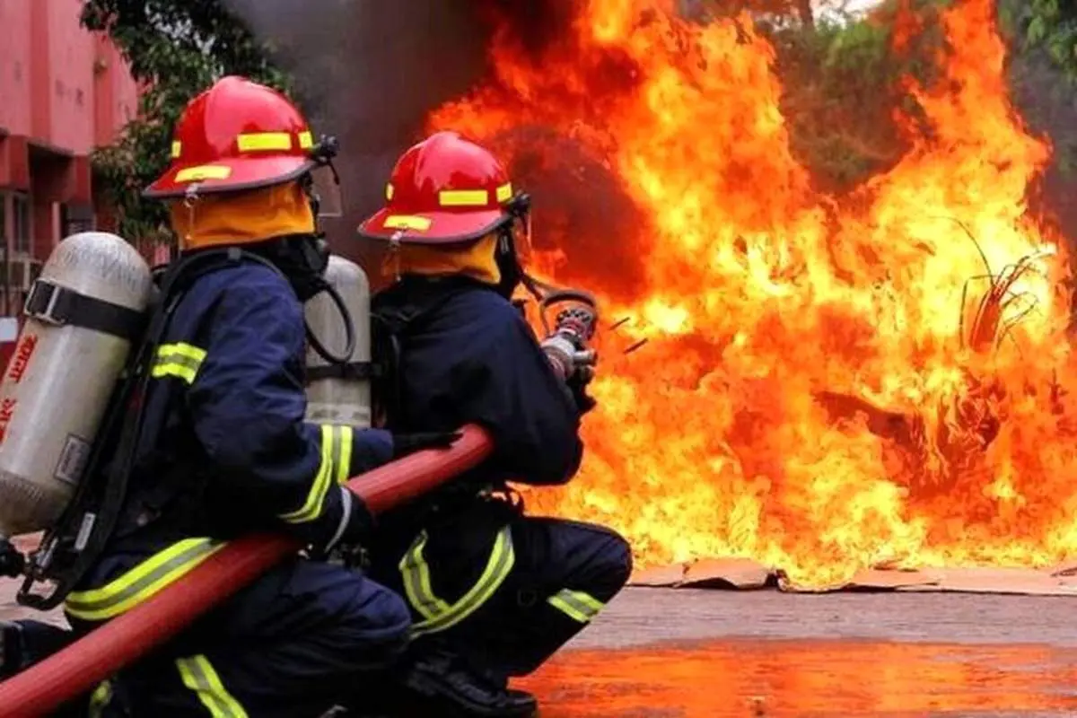 آتش‌سوزی یک ساختمان چهار طبقه مسکونی در خیابان ولیعصر/ آمار مصدومان