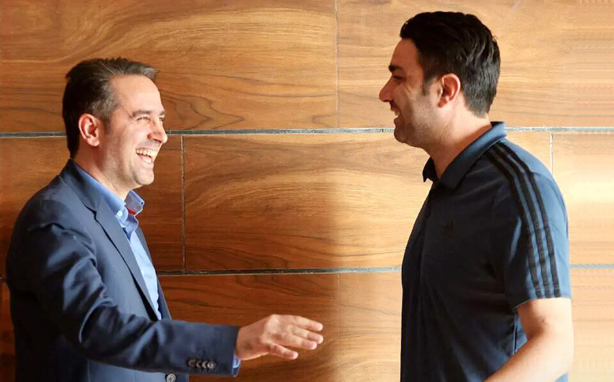 جنگ در استقلال هم علنی شد/خطیر با عصبانیت میز بازیکنان را ترک کرد