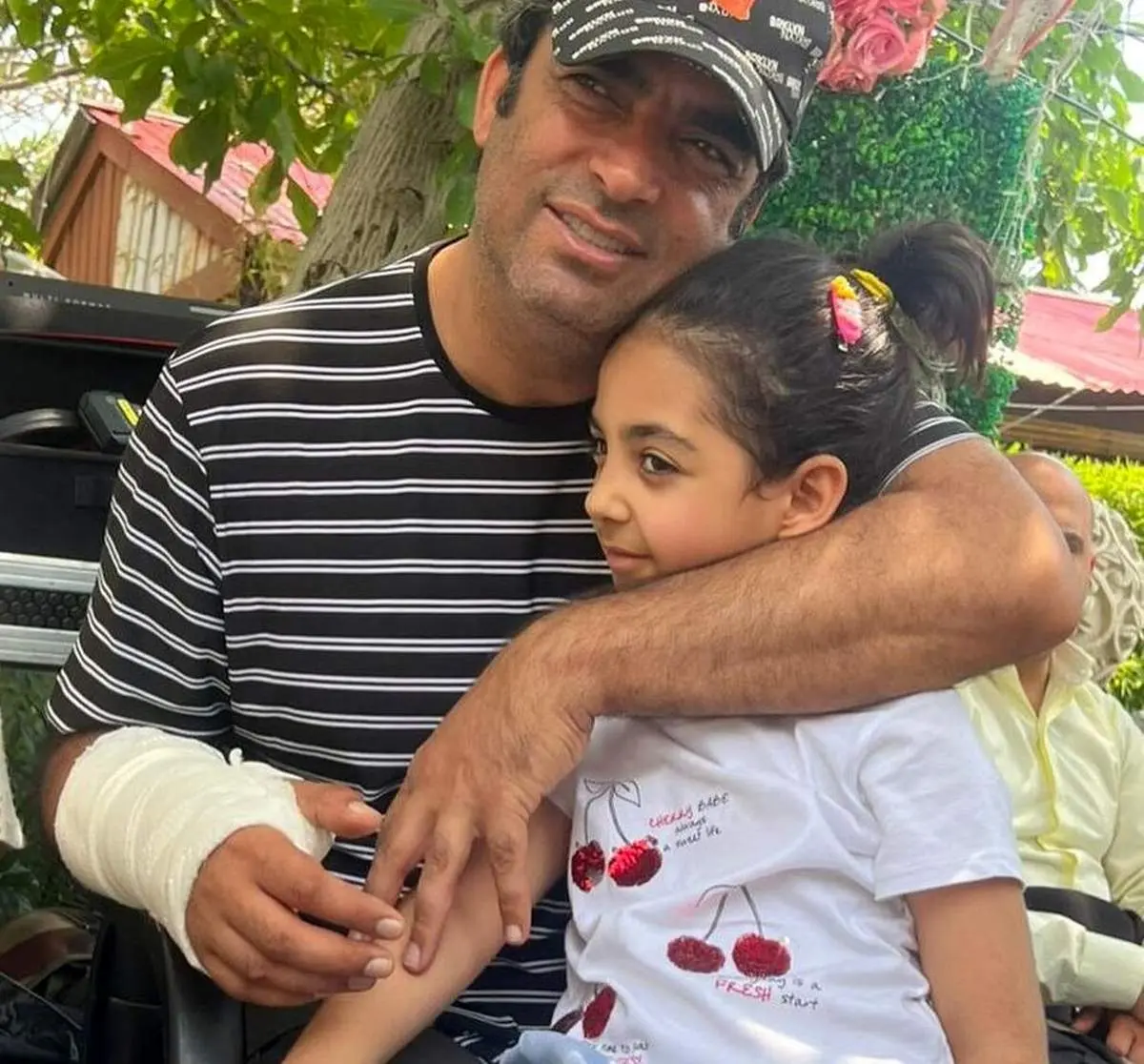 منوچهر هادی با دست شکسته در کنار دخترش/ عکس