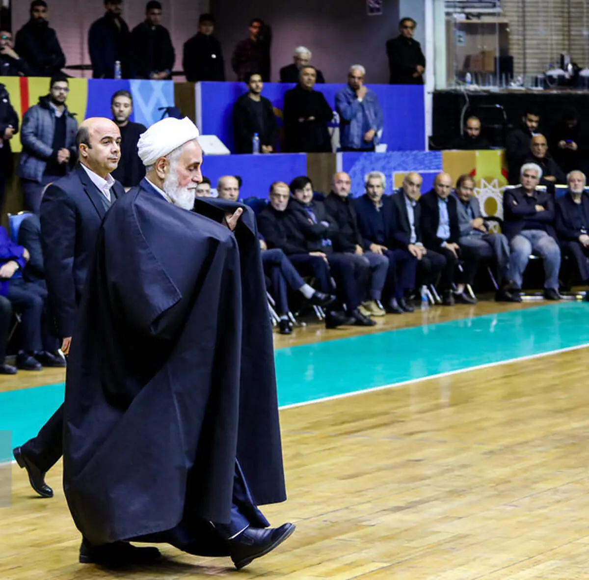 تصویری خاص از ناطق نوری در مراسم تشییع محمود مشحون