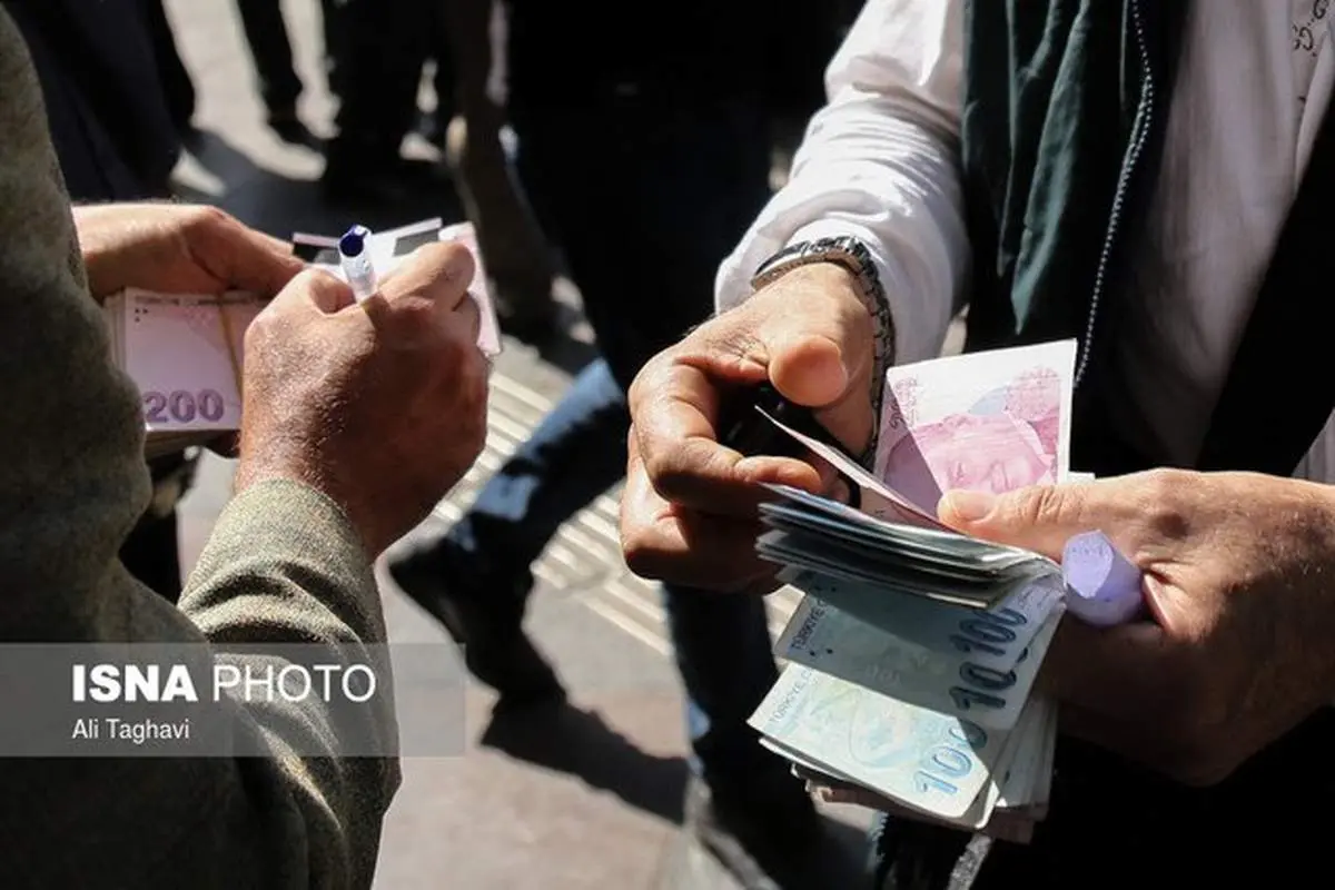 فاصله ۲۰۰۰ تومانی نرخ خرید و فروش دلار در کف بازار