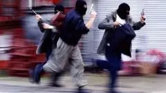 ببینید / سرقت مسلحانه با اسلحه کلاشینکف در خیابان اصلی وسط شهر زاهدان