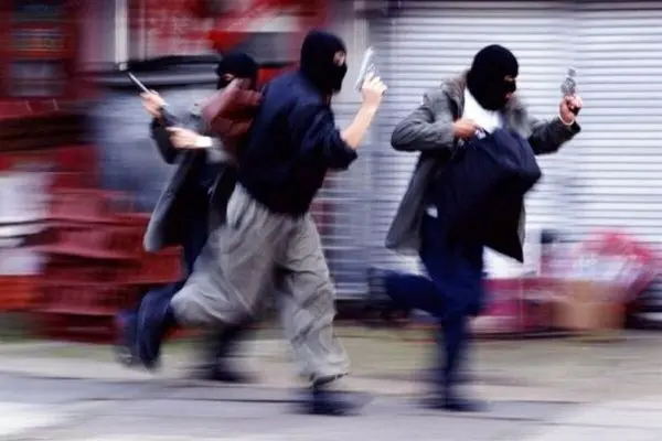 ببینید / سرقت مسلحانه با اسلحه کلاشینکف در خیابان اصلی وسط شهر زاهدان