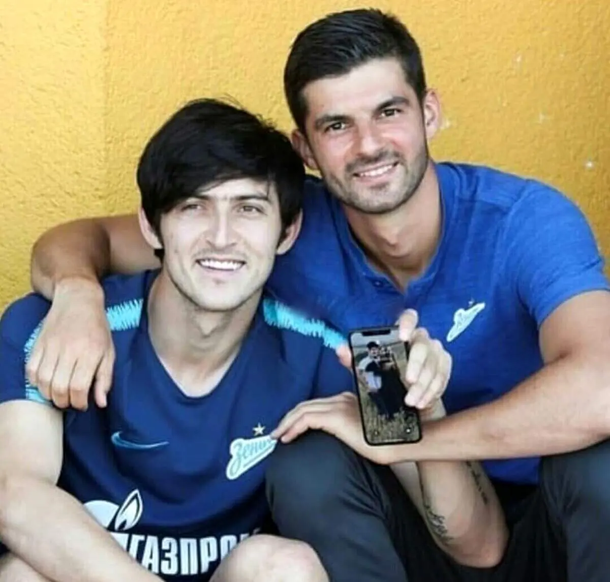 تصویر عاشقانه بک گراند موبایل سردار آزمون/ عکس