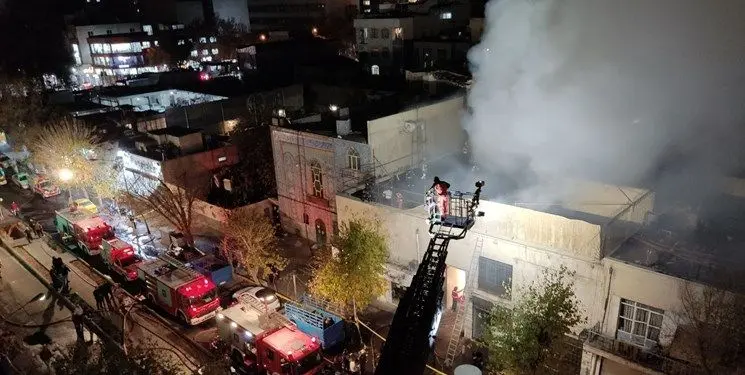 آتش سوزی گسترده در حوالی منیریه/ 12 منزل مسکونی تخلیه شدند