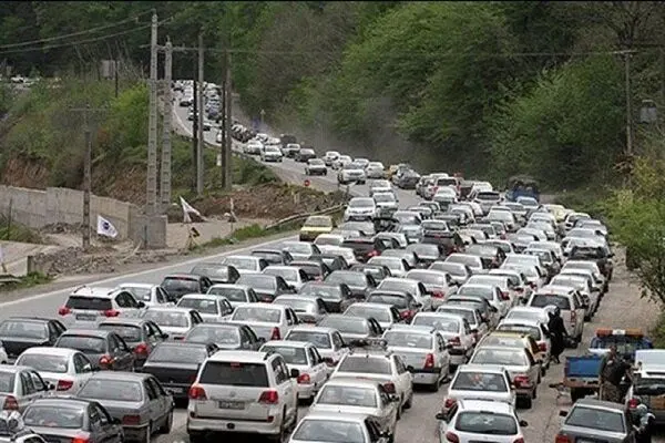 همزمان با روزهای تعطیل ترافیک سنگین در جاده کرج-چالوس