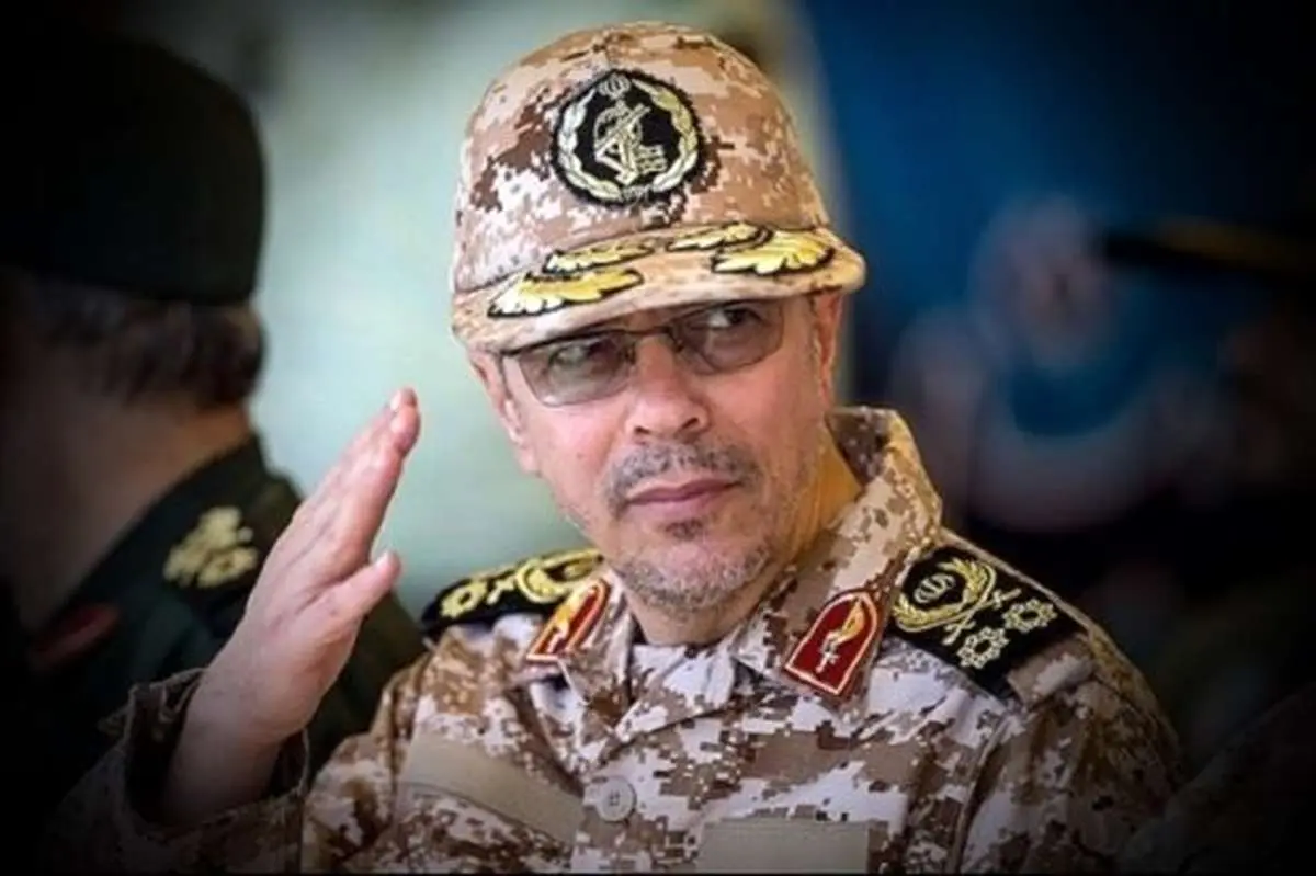 شهید سردار محمد باقری به همراه همسر و دخترش/ عکس