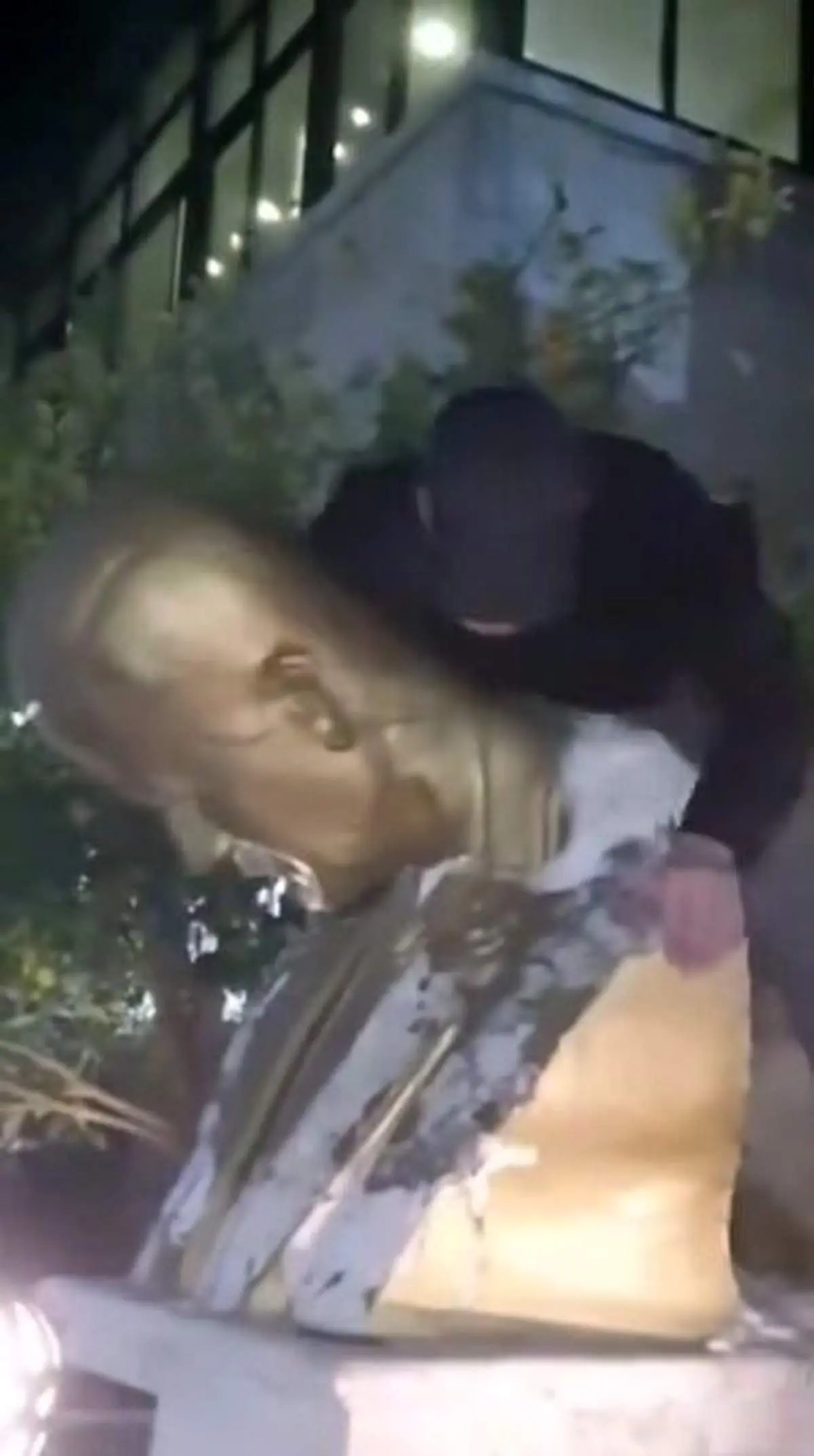 قبر حافظ اسد توالت عمومی شد/ فیلم