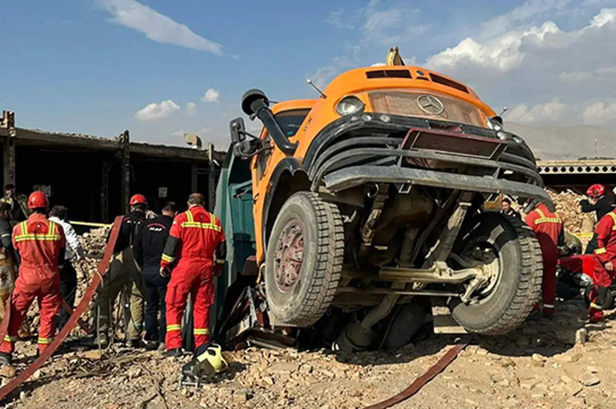 ببینید/ سقوط مرگبار کامیون در گودال آب‌انبار