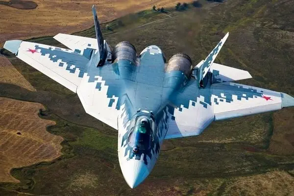 روسیه از جنگنده افسانه‌ای خود رونمایی کرد