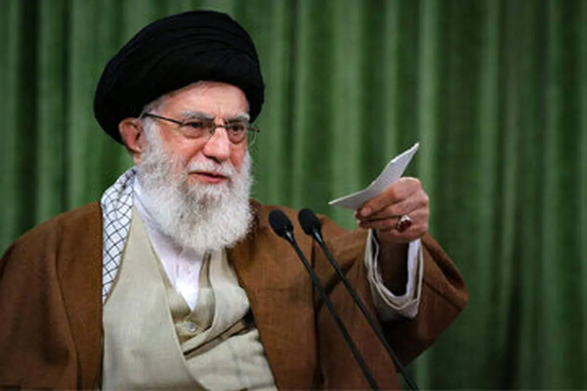 
عکس قدیمی و دیده نشده از رهبر انقلاب و محسن رضایی با لباس نظامی