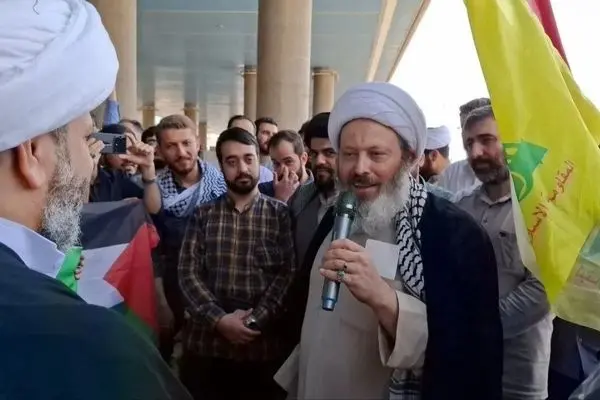  استقبال با حلقه گل در فرودگاه از قاسمیان/ تصاویر