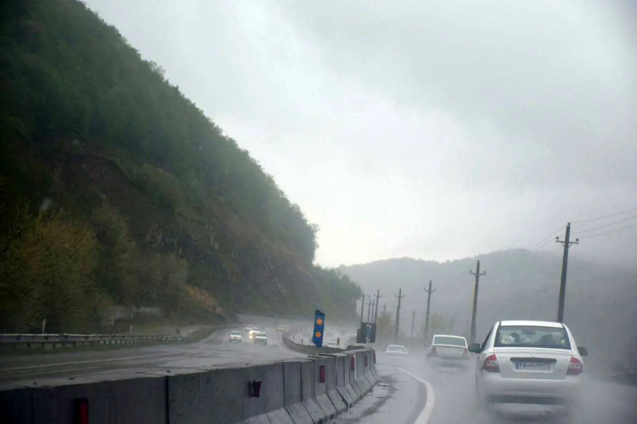 بارش شدید باران و سرما از سه شنبه در این مناطق کشور/ جاده ها مه آلود است