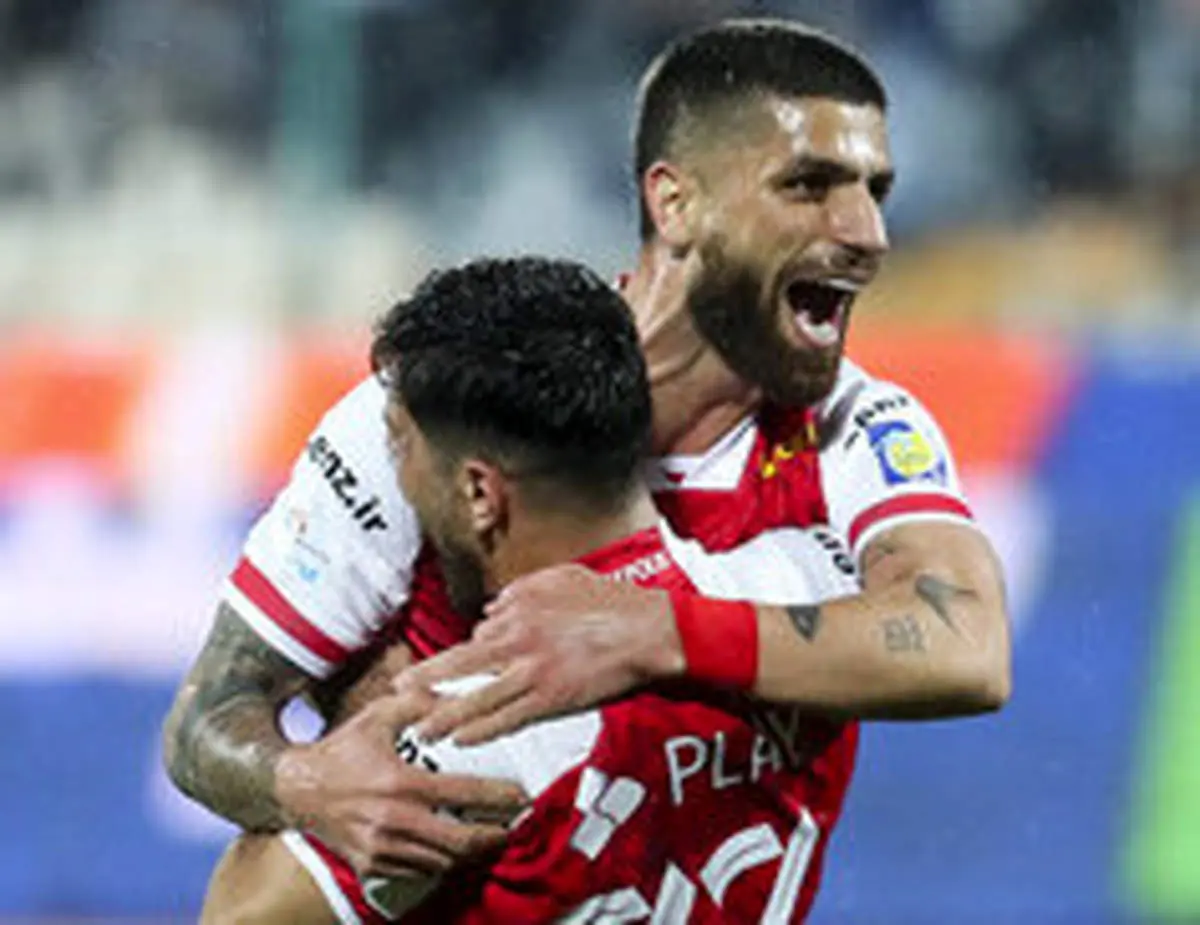 استقلال و پرسپولیس به جان هم افتاده اند