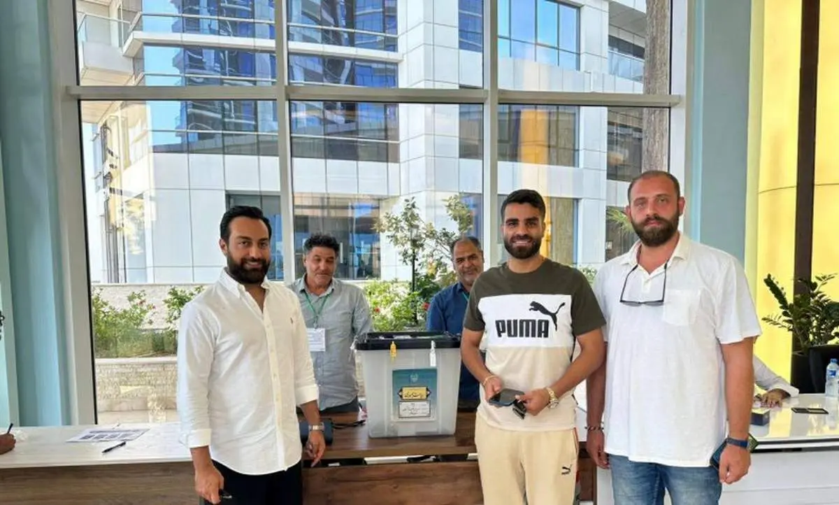 مدافع استقلال پای صندوق رای/ عکس