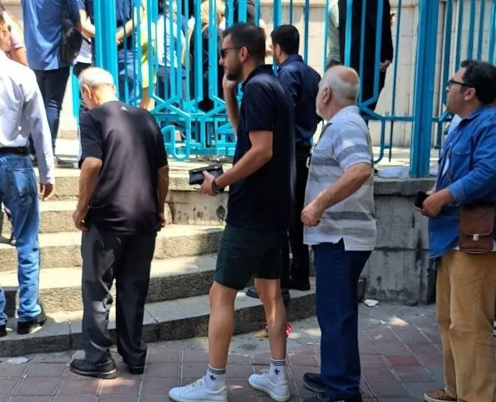 ممانعت از ورود یک شهروند به حسینیه ارشاد به دلیل پوشیدن شلوارک/ عکس