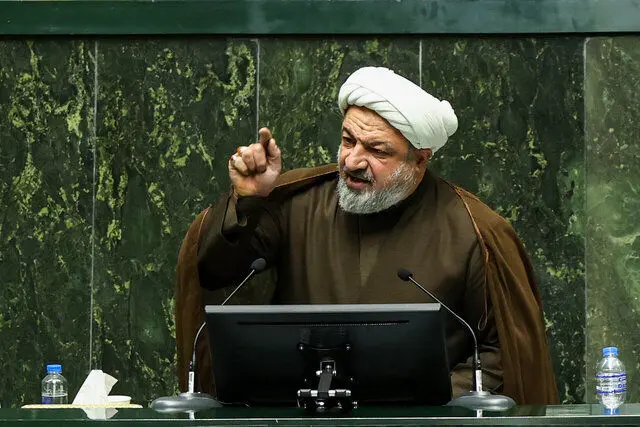 رسایی: نمی‌شود نرخ ارز را بالا برد و برای ساکت کردن مردم کالابرگ داد!