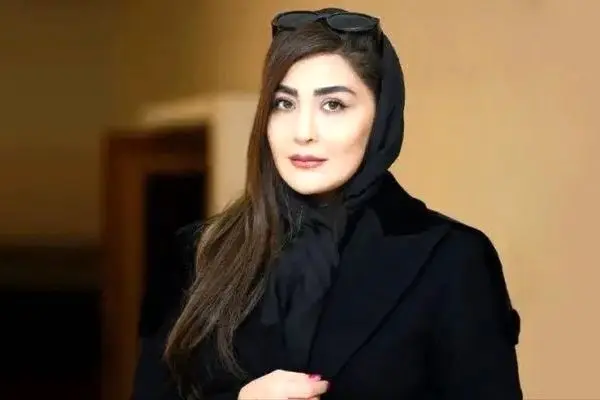 ژست‌های قرتی مریم معصومی در یک مراسم 