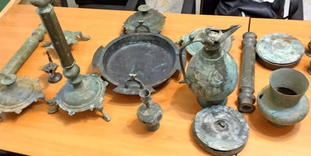 کشف ۲ چمدان پر از عتیقه