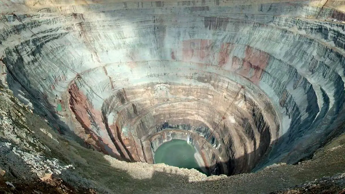 اگر زمین را تا آخر سوراخ کنیم به چه میرسیم؟