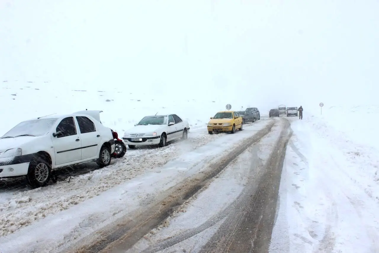 ادامه برف و ترافیک در جاده کرج - چالوس

