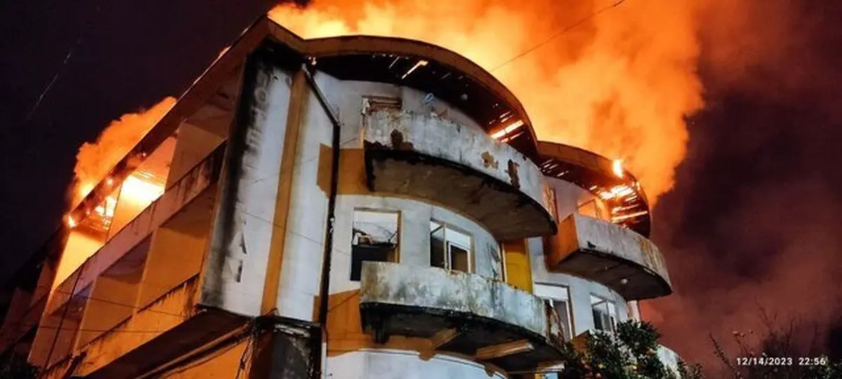آتش‌سوزی گسترده در هتل ایرانِ بندرانزلی/ عکس