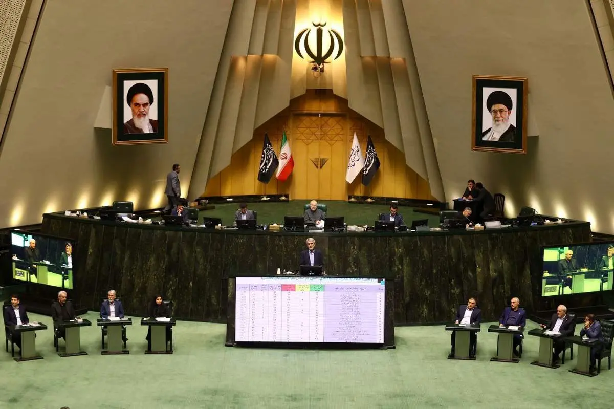 
چینش متفاوت صندلی وزرا در صحن علنی 
