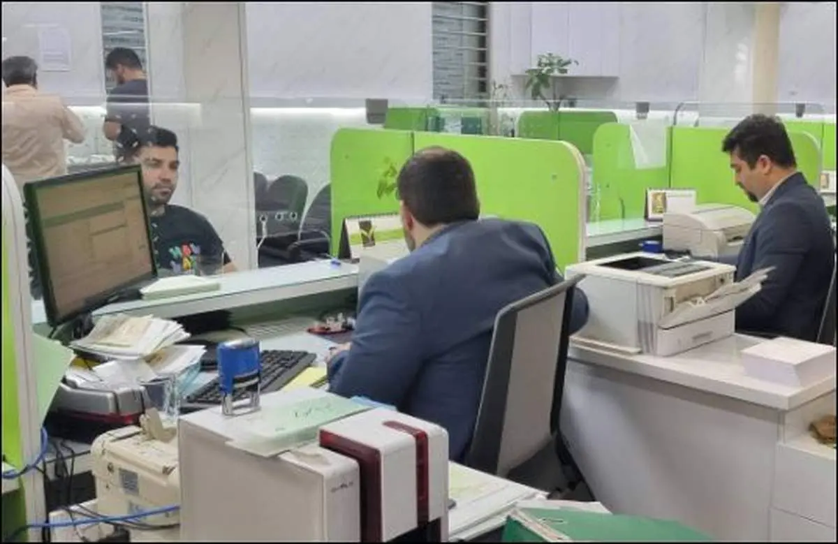 هر روز بیش از ۱۰ هزار نفر از این بانک وام میگیرند