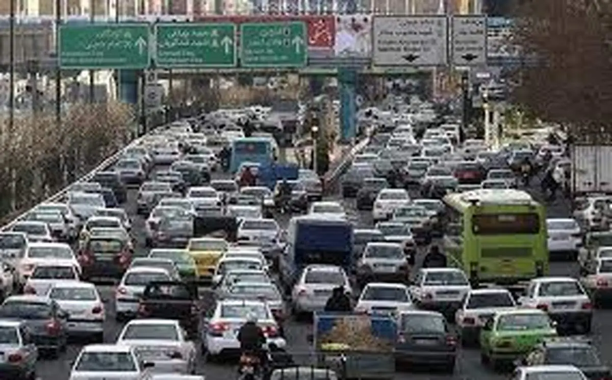 ادعای عجیب معاون زاکانی: ترافیک برای کاهش دید است نه برف روبی!