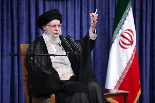 رهبر انقلاب: ملت با جهت‌گیری‌های گوناگون سیاسی و وزن متفاوت مذهبی پای ایران ایستاد


