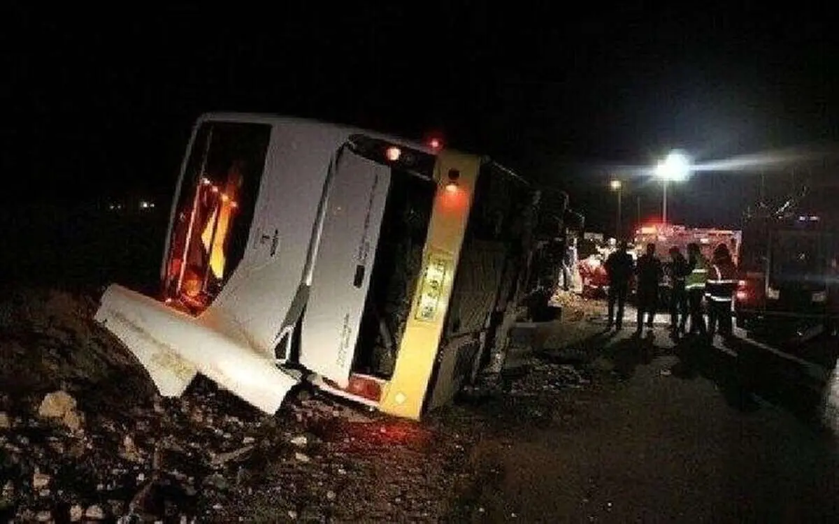 تصادف هولناک اتوبوس و تریلی در سمنان/ ۲۰ نفر در حادثه زخمی شدند