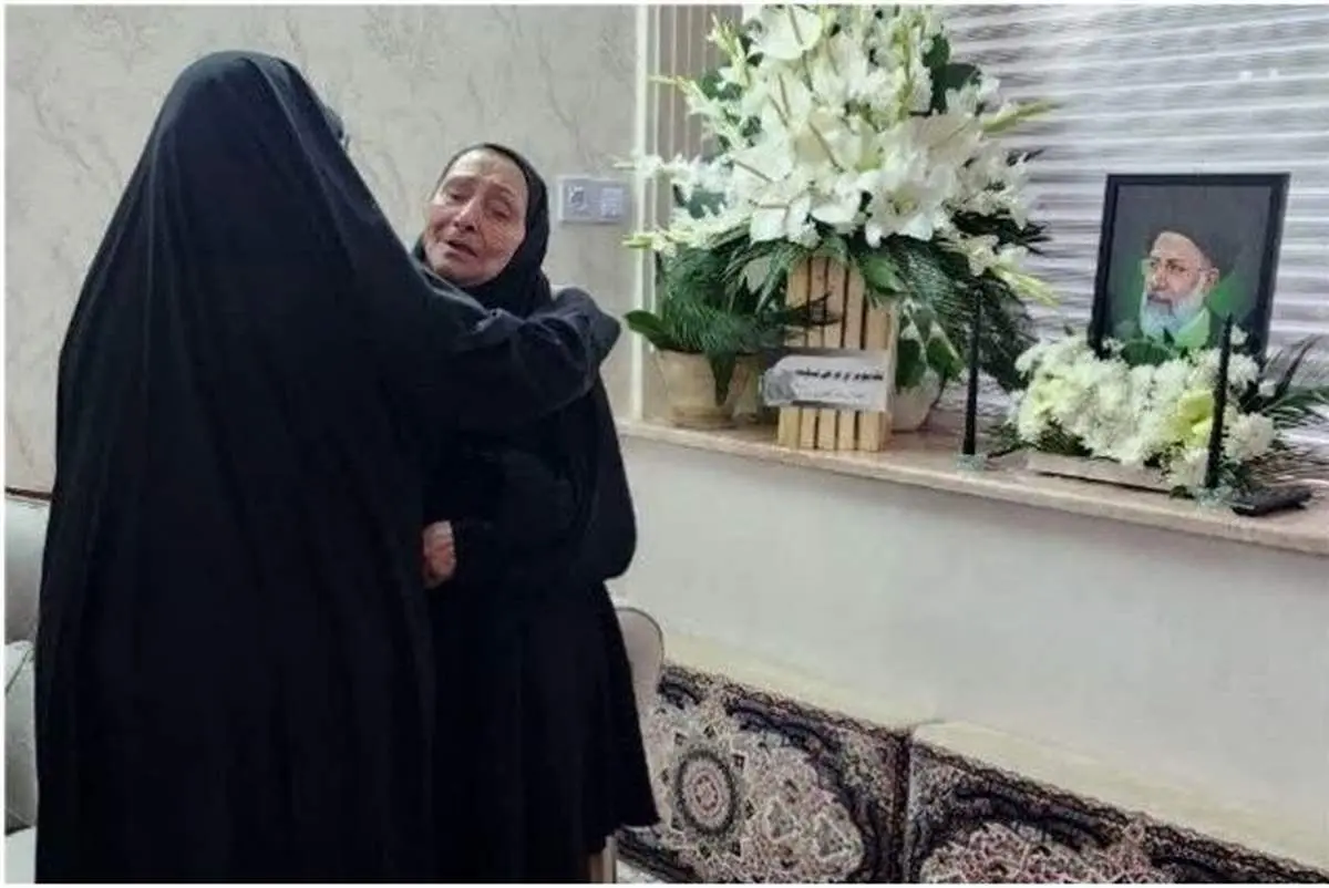 بیتابی خواهر شهید رئیسی در منزلش/ عکس