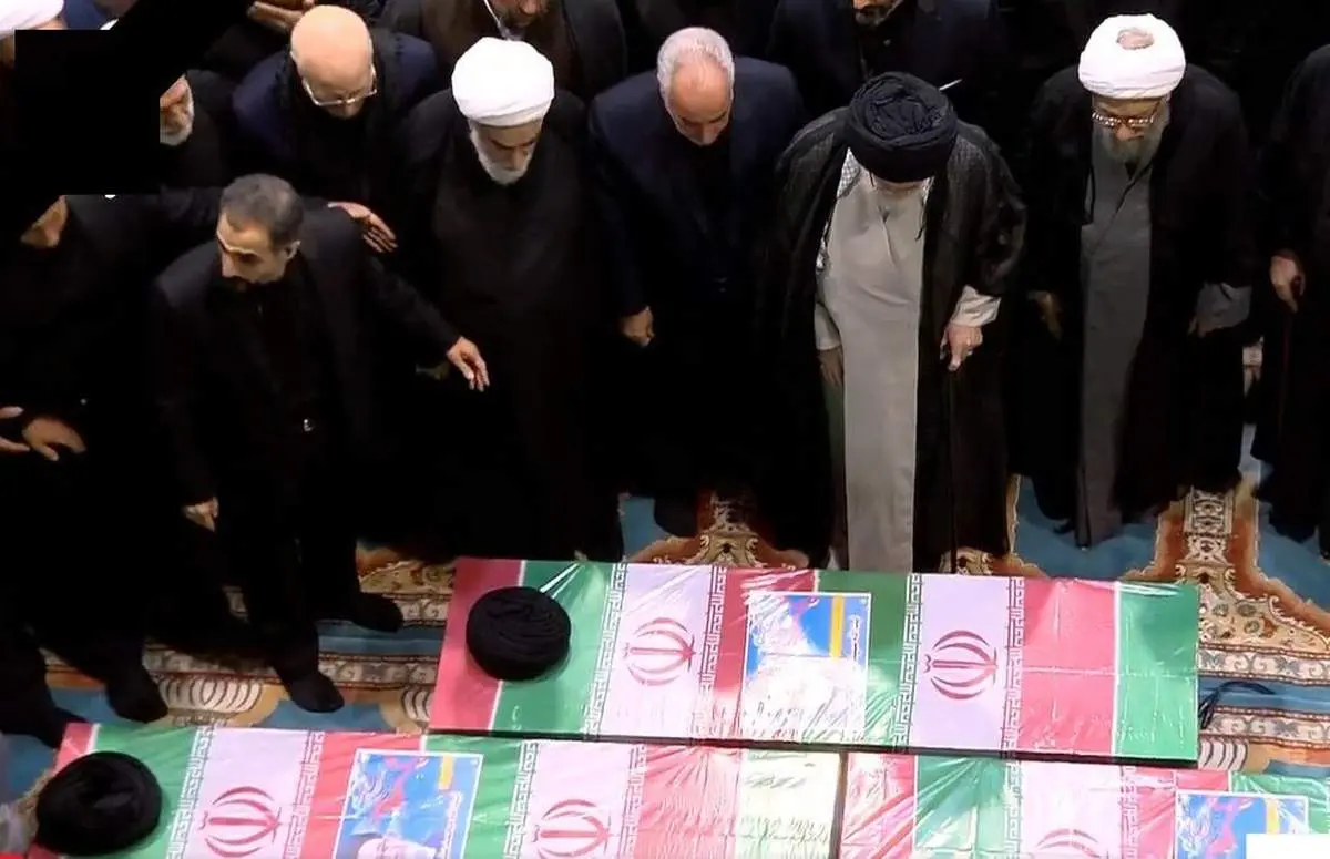 عکسی جانسوز از شال و عمامه شهید رئیسی در مراسم چهلم/ ببینید