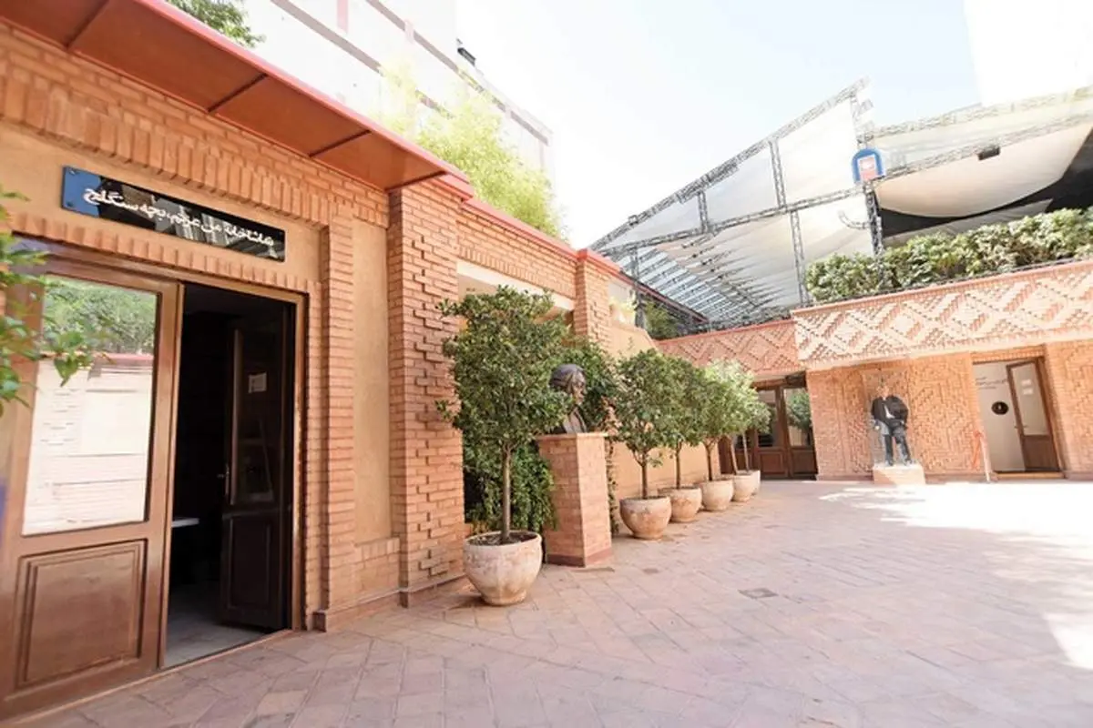 دعوت آقای بازیگر از مردم برای دیدن خانهاش | خانهای برای همنشینی با اسطورههای بازیگری