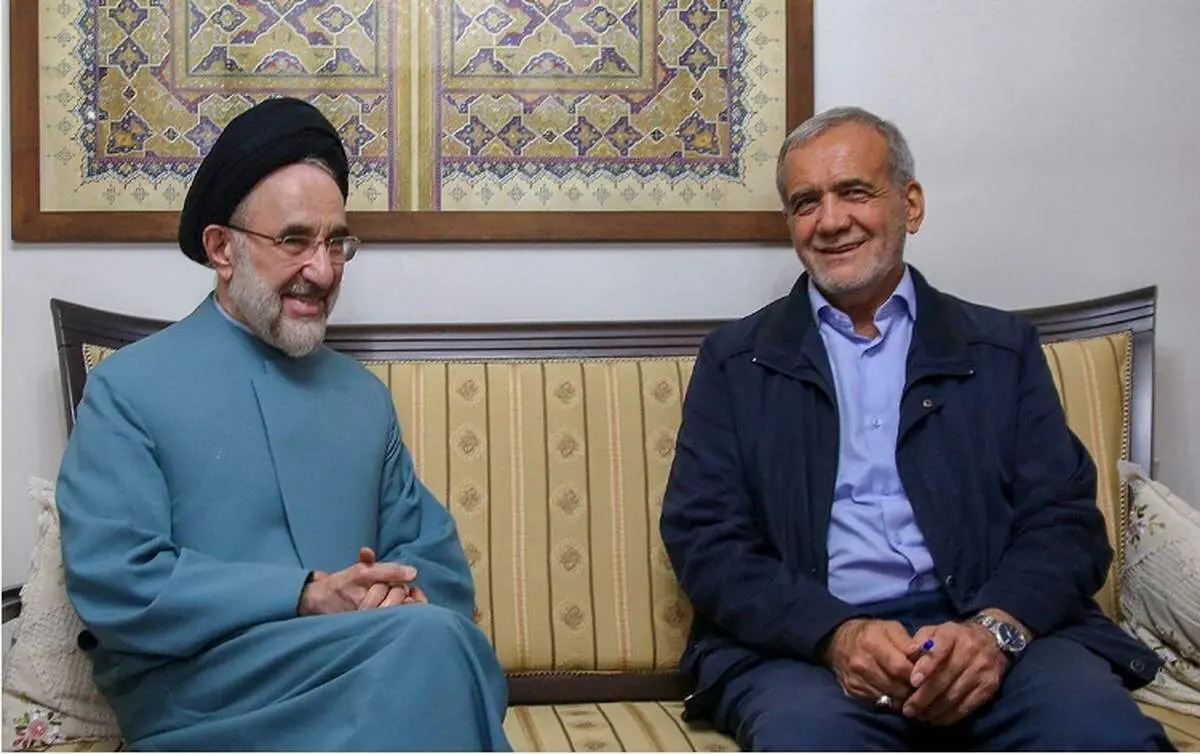 تصویری جالب از فرزندان و نوه های  پزشکیان در کنار خاتمی/ عکس