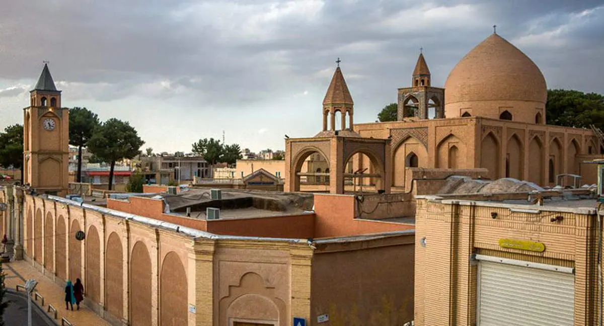 مردم مقابل کلیسای وانک: «عیسی درو وا کن!»