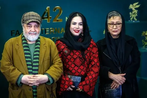 بوسه سینا مهراد به دستانِ آزیتا حاجیان در یک مراسم/ ببینید