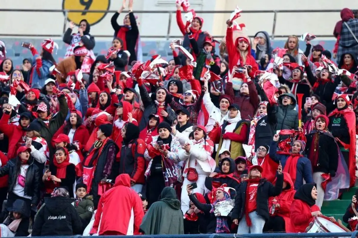 شعارهای تند پرسپولیسیها علیه مهدی هاشمینسب