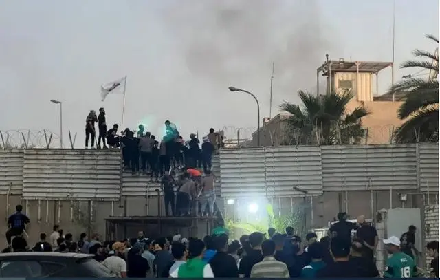 قرآن سوزی دامن سفارت سوئد در عراق را گرفت | سفارت سوئد به آتش کشیده شد