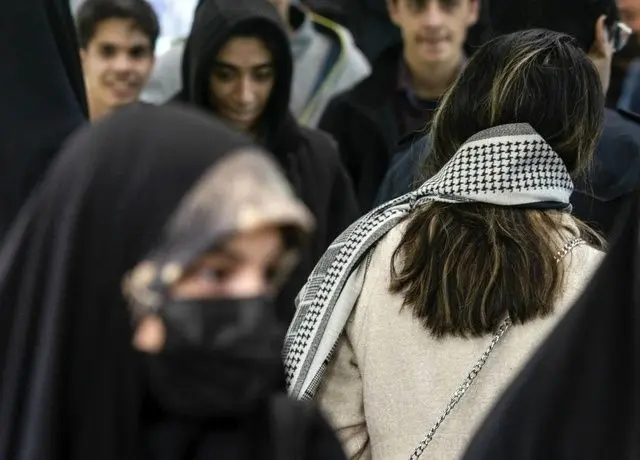 کنایه روزنامه همشهری به دولت:  مسئولیت خود در برخورد با بی‌حجابی را بپذیرید
