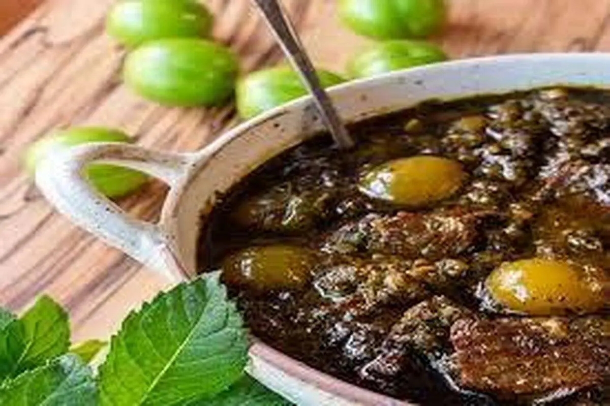 طرز تهیه خورش گوجه سبز خوشمزه با مرغ