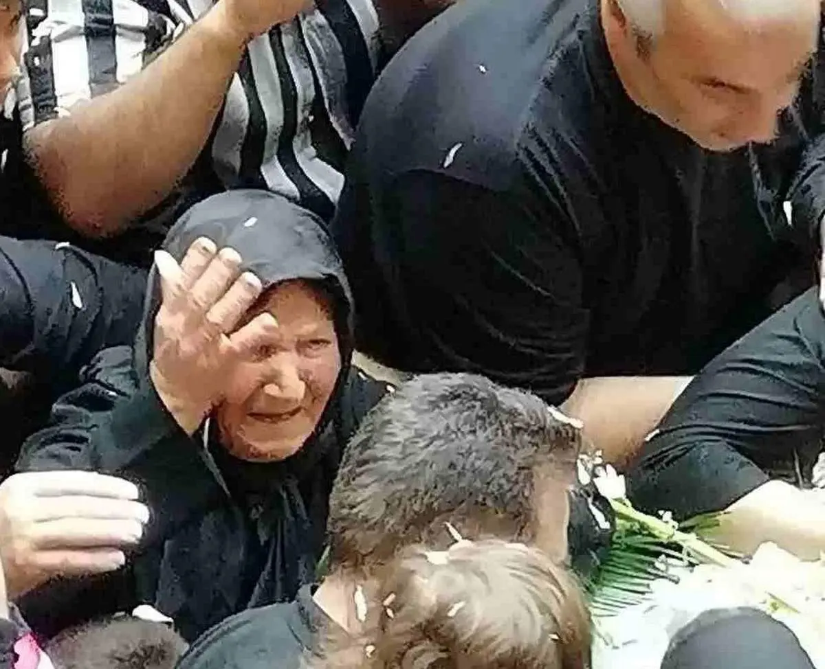 بی‌تابی‌های مادر خلبان بهروز قدیمی جلوی تابوت فرزندش/ عکس