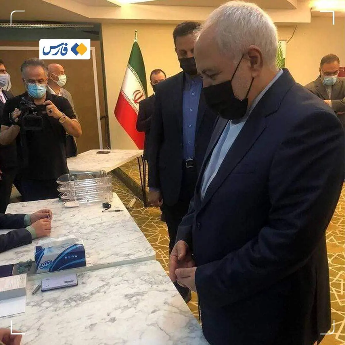  عکس جالب از محمدجواد ظریف موقع رای دادن/ تصویر